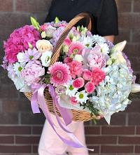 Цветочная композиция из Розы, Хризантемы, Пионы и Лизиантусы в корзине в Баклашах