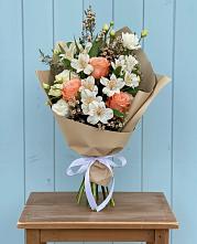 Букет цветов из:  Альстромерии, Лизиантусы, Розы и Хризантемы в Баклашах