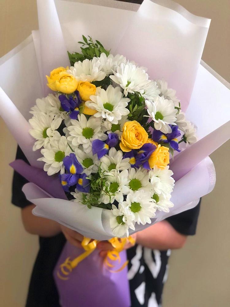 Букет цветов из: Ирисы, Хризантемы и Розы в Баклашах