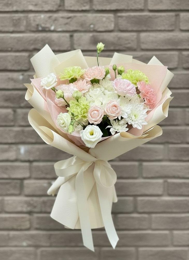 Букет цветов из: Гвоздики, Розы, Лизиантусы и Хризантемы в Баклашах