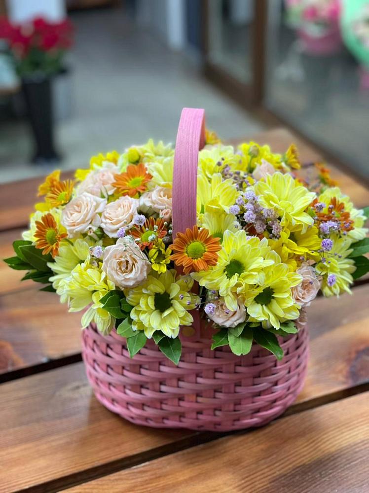 Цветочная композиция из Хризантемы и Розы в корзине в Баклашах