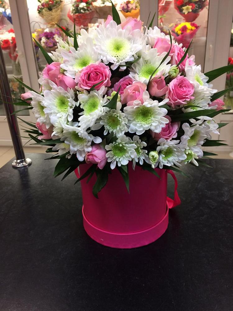 Цветочная композиция из Розы и Хризантемы в шляпной коробке в Баклашах